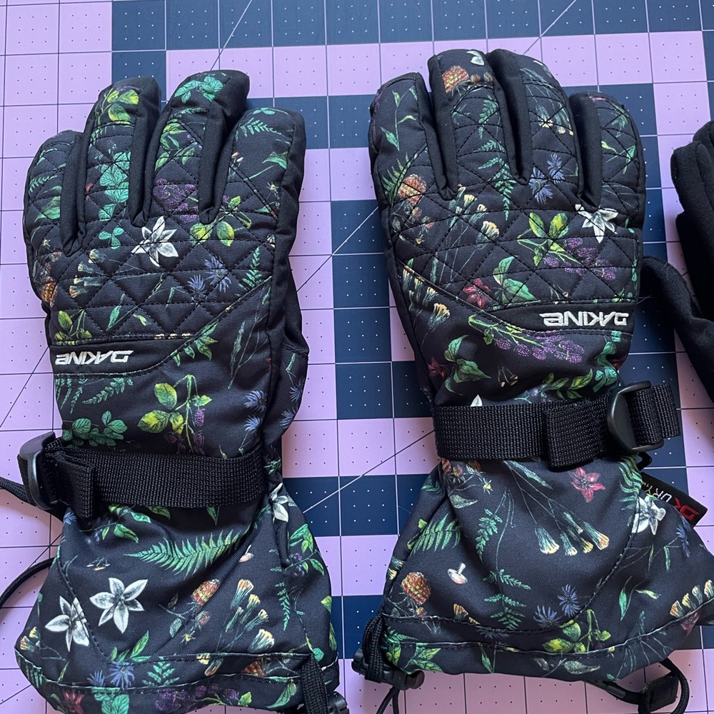 Dakine Women’s Camino Snowboard/Ski Gloves, Woodland Floral, Small